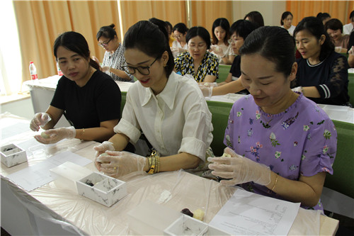萧山区城投集团联合一真堂妇联举办“迎中秋，庆国庆”女职工健康讲座和DIY活动